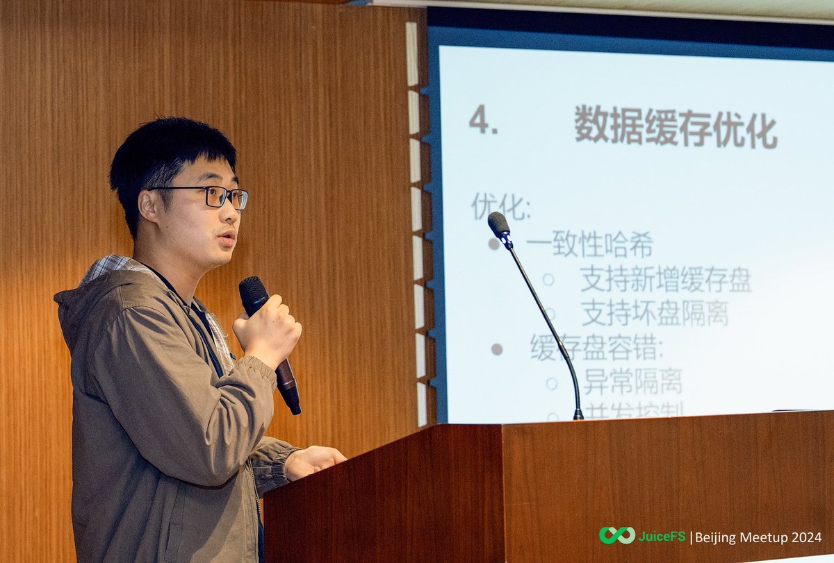 suavesu's tweet photo. some photos of #JuiceFS Beijing meetup last week, speaks from #minimax, #beike and @JuicedataInc https://t.co/kmAq66wRn1