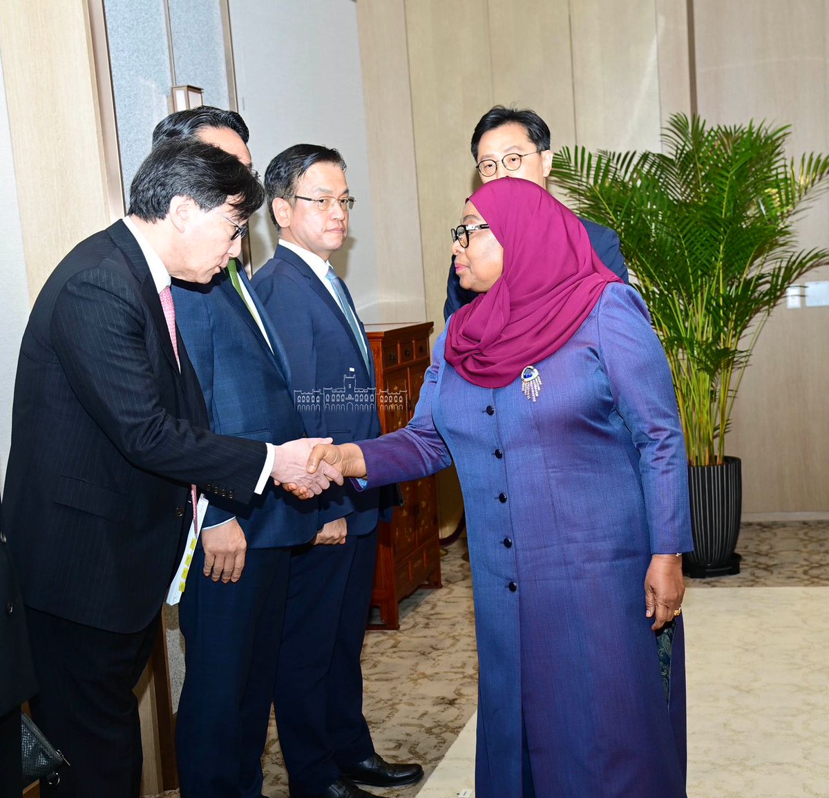 TaifaForum's tweet photo. Mapokezi ya kishujaa ya Rais Samia Ikulu ya Korea ya Kusini🇰🇷 https://t.co/351xxaJWKD