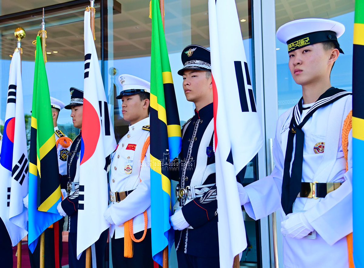 TaifaForum's tweet photo. Mapokezi ya kishujaa ya Rais Samia Ikulu ya Korea ya Kusini🇰🇷 https://t.co/351xxaJWKD