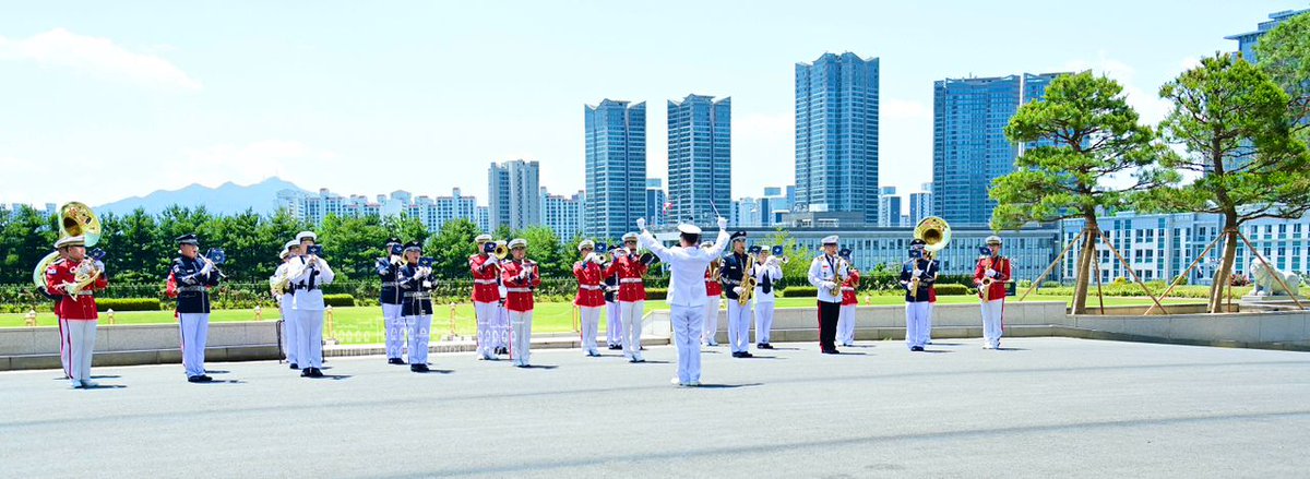 TaifaForum's tweet photo. Mapokezi ya kishujaa ya Rais Samia Ikulu ya Korea ya Kusini🇰🇷 https://t.co/351xxaJWKD
