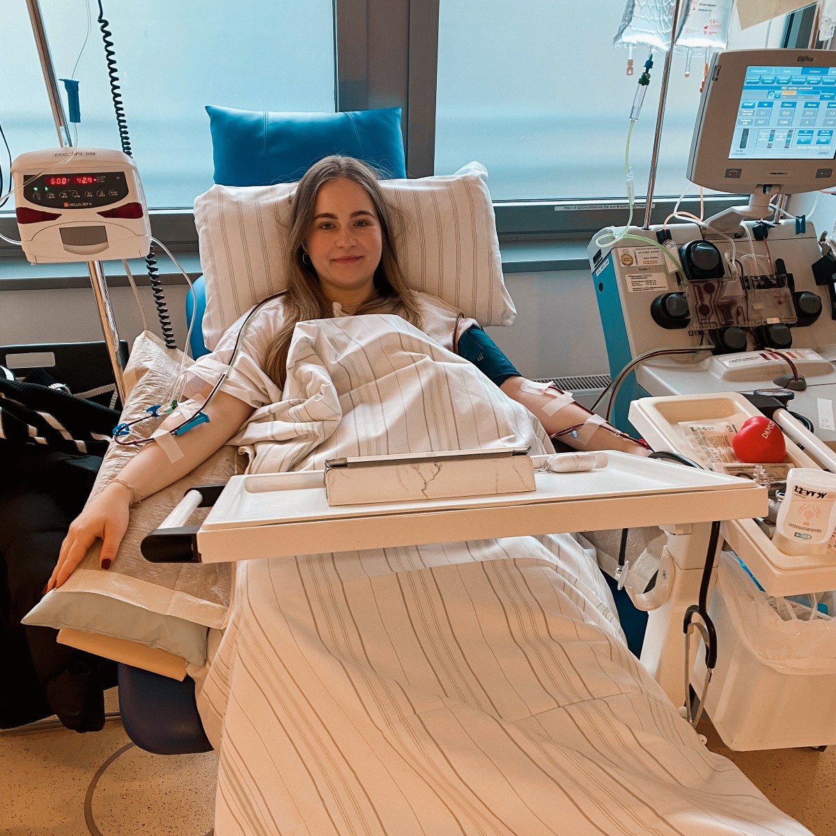 DKMS_de's tweet photo. Was war das schönste Geschenk, das ihr je bekommen habt? 🎁 Für Selina war es definitiv, dass sie mit ihrer #Stammzellspende jemandem eine zweite #Lebenschance schenken konnte. 🤍 Registriere auch du dich unter https://t.co/mimohuPDvQ https://t.co/Ex62HwFQto