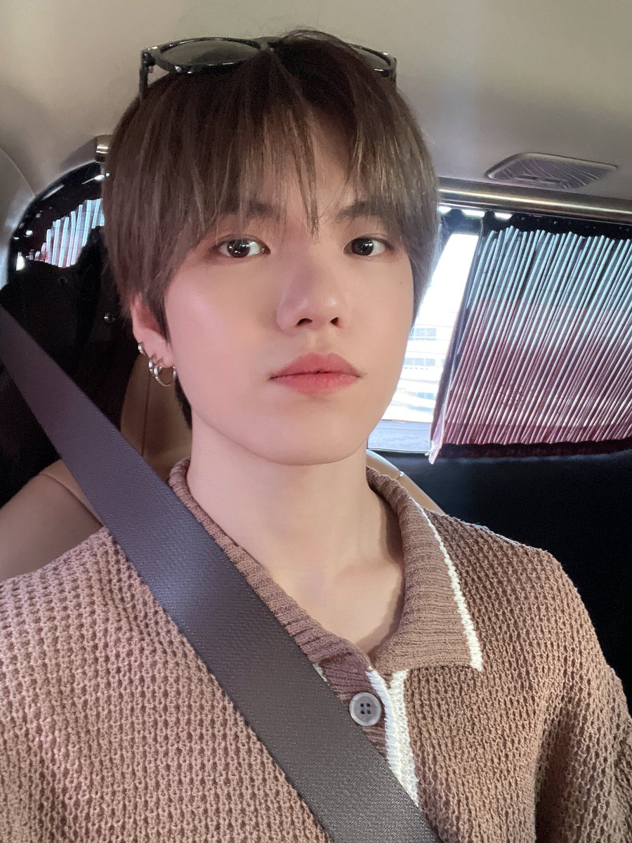 by_verivery's tweet photo. [#계현]

잘 다녀왔습니다☺️
나들이 가기 딱 좋은 날씨구만🌸

#GYEHYEON 
#베리베리
#VERIVERY https://t.co/cKn4UcCB8B