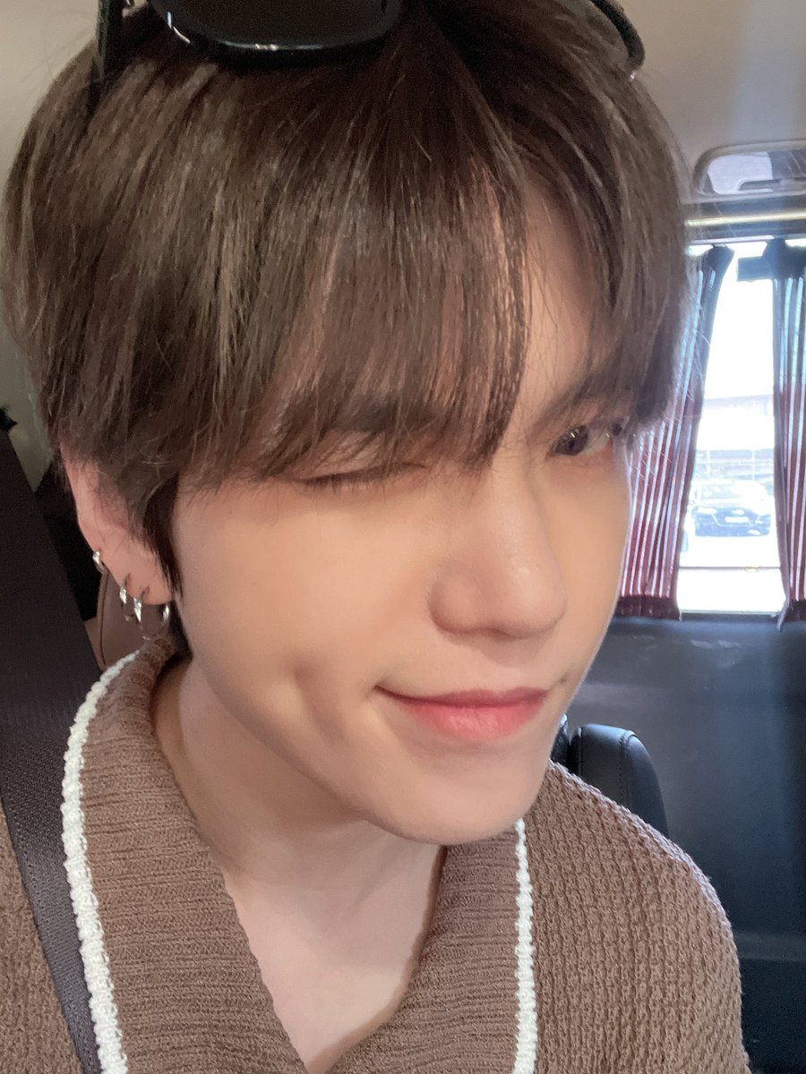 by_verivery's tweet photo. [#계현]

잘 다녀왔습니다☺️
나들이 가기 딱 좋은 날씨구만🌸

#GYEHYEON 
#베리베리
#VERIVERY https://t.co/cKn4UcCB8B