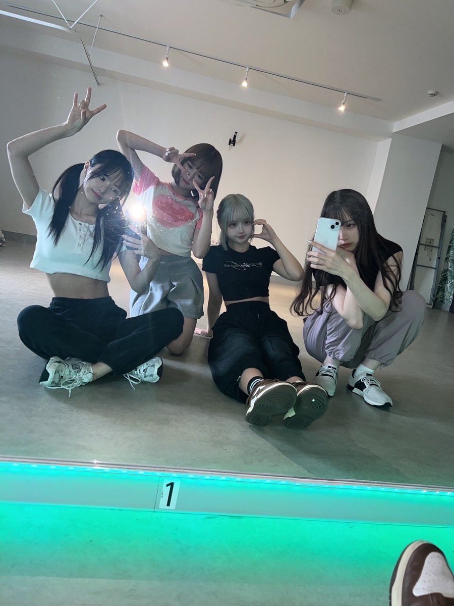 SMS__Press's tweet photo. ✦ ⊹ ｡ ﾟワンマンライブまで残り36日 ⊹ ｡ ﾟ˖ ✧

本日
一般先行 （先着）開始 !!

購入先URLはコメント欄にて✧︎*。

#SaishuMiraiShojo #SMS #最終未来少女
 #0707最終未来少女ワンマン https://t.co/lG1fWcFU3X