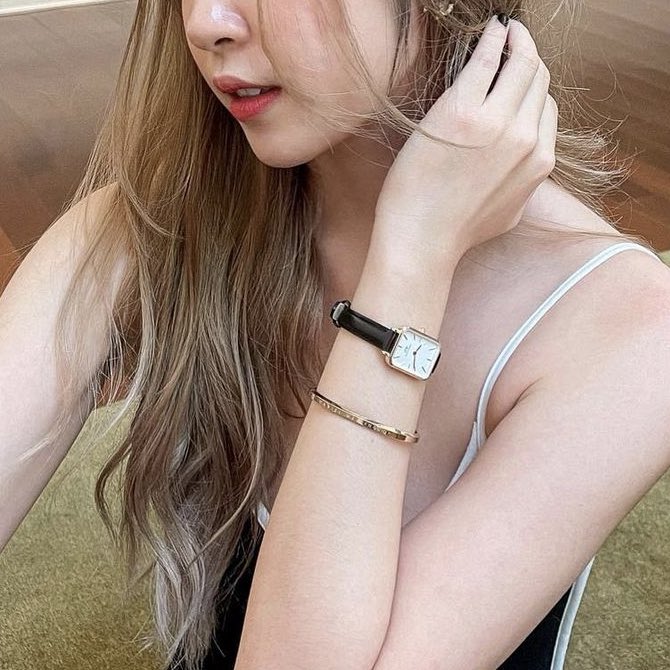 alonepord's tweet photo. ป้ายยามาตลอด DW เป็นแบรนด์ที่น่าลงทุนสำหรับใครที่มองหาแนวเรียบๆ ใส่ได้ทุกวัน น้องทนมากด้วย เรือนนี้ใส่มาเกือบสี่ปีแล้ว มีสายหนังให้เปลี่ยน ซื้อ cuff มาใส่คู่กันคือสุดยอดของ combination 🫶🏻✨ https://t.co/IC13nlnrAN