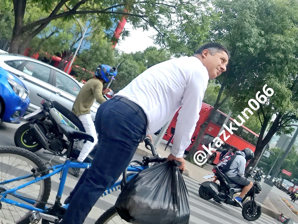 kazkun066's tweet photo. Madurito sobre ruedas 😋👔🚲 https://t.co/bPjk7pTyVw