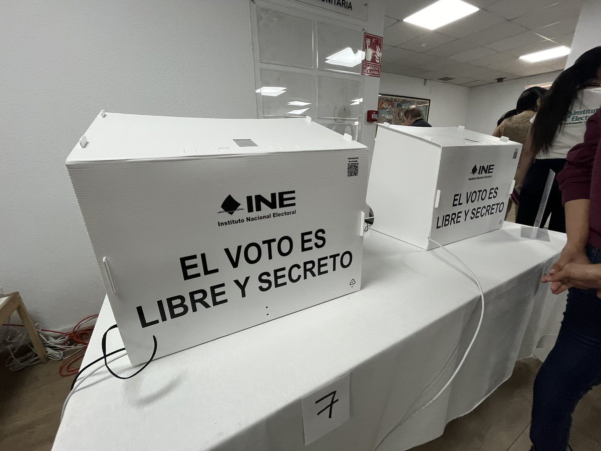 joseantonio1977's tweet photo. Dos de las siete urnas electrónicas del @INEMexico en la @EmbaMexEsp no funcionaron al arranque de la votación, desconocen si vayan a funcionar más tarde @Radio_Formula #Elecciones2024 https://t.co/OLxD2TMRSR