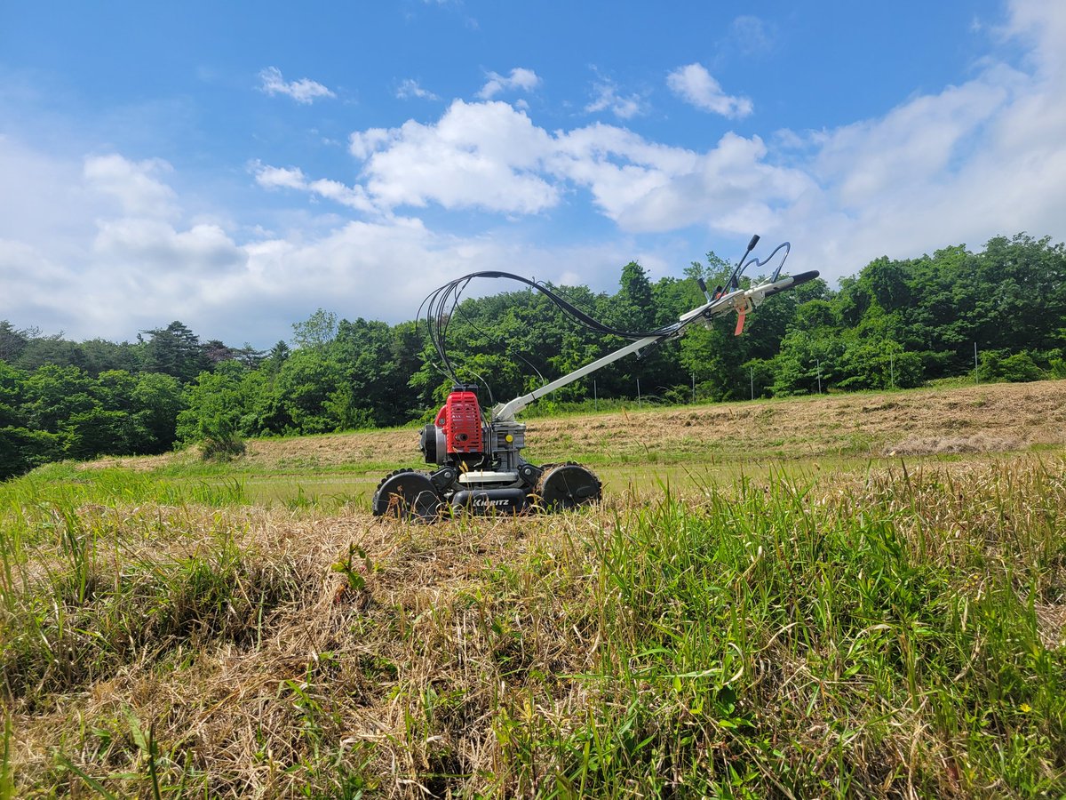 misago_net's tweet photo. ウイングモア（自走式斜面草刈り機）の導入で草刈りの労力と時間が劇的に短縮されています。
去年までだとまだ一回目の草刈り作業が終わっていなかったです。
母も手伝って梅雨前に草刈り終わったかなと^^;
今年はまだ母の手助け無しで一回目の草刈り完了です。
#SP853 #AZ853  #草刈り https://t.co/YxTYSyD22b