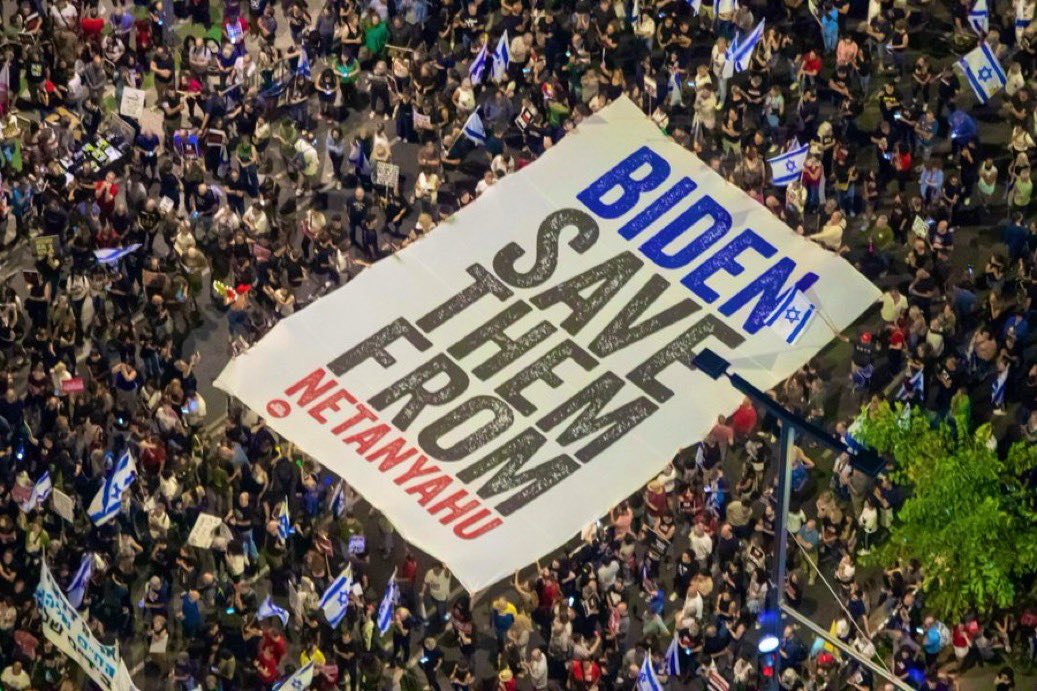 almuariza's tweet photo. Multitudinaria protesta anoche en Tel Aviv. 
Decenas de miles de personas piden al Gobierno que acepte el plan de paz propuesto por Biden. 
La manifestación terminó con incidentes y detenciones. https://t.co/OYEBI6XX7C