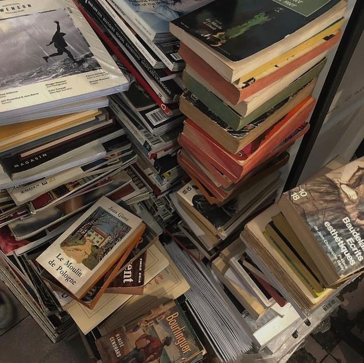 Puristi dell'ordine degli scaffali o accumulatori di pile di libri posate a terra? A quale categoria appartenete? #librarsinelmondo