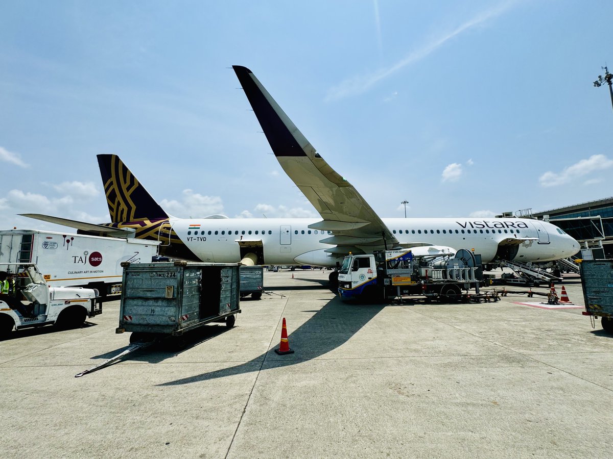tweetpratikm's tweet photo. B-Roll #vistara #airbus #a321Neo #VTTVD #leap1a #cfm #lifeontheramp #UK107 https://t.co/EN3dZOTALr