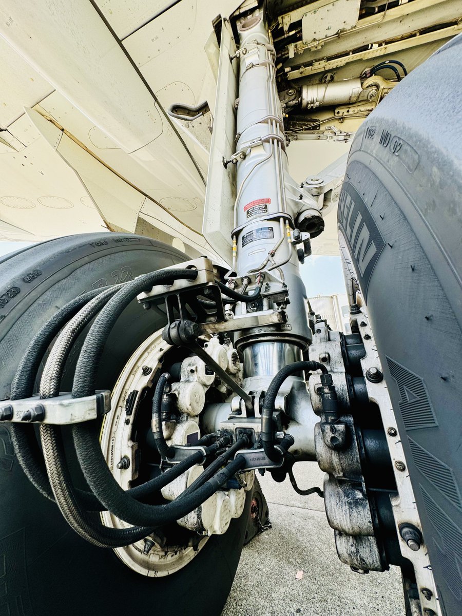 tweetpratikm's tweet photo. B-Roll #vistara #airbus #a321Neo #VTTVD #leap1a #cfm #lifeontheramp #UK107 https://t.co/EN3dZOTALr