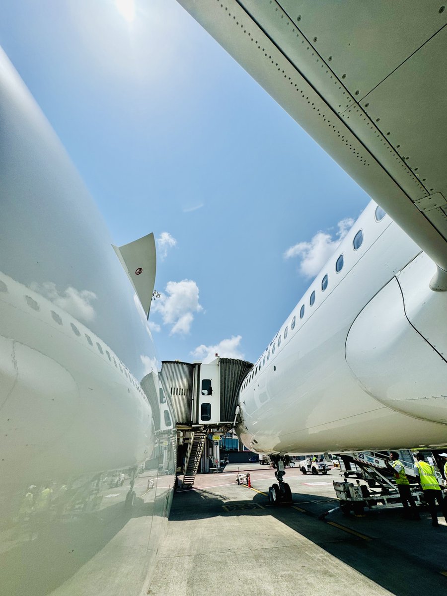 tweetpratikm's tweet photo. B-Roll #vistara #airbus #a321Neo #VTTVD #leap1a #cfm #lifeontheramp #UK107 https://t.co/EN3dZOTALr