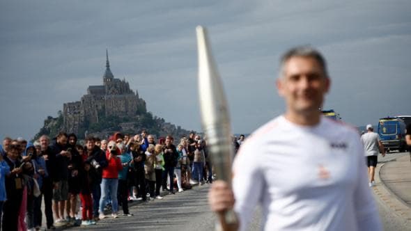 Inquietante questa fiamma olimpica per #parisparalympics2024 che assomiglia a un proiettile di RPG. Bei tempi