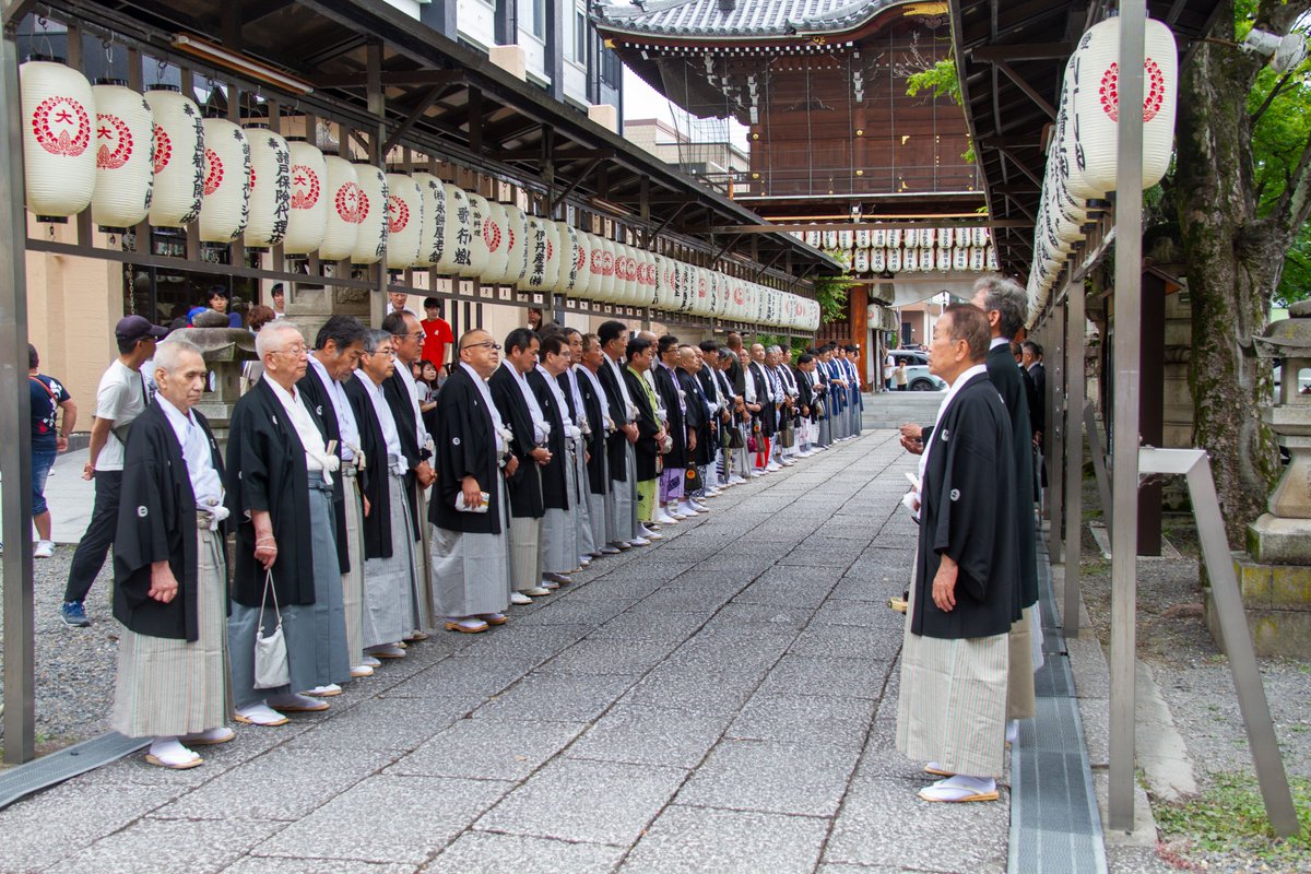 kuwana_city's tweet photo. 本日、ユネスコ無形文化遺産に登録されている「石取祭」の本楽の渡祭順を決める御籤占式が春日神社で行われました😄
今年も40台全ての祭車が参加します‼️
1番手を務める今年の花車は「吉津屋町」、末番は「寺町」に決まりました✨石取祭は8月3日㈯、4日㈰に開催です😆今からとても楽しみですね🎵 https://t.co/NDB8nwUhLg