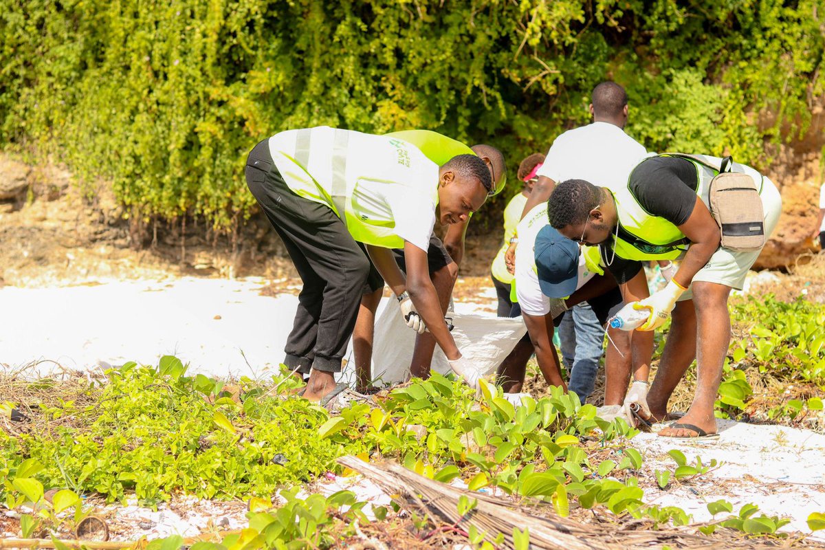 lucas_fondo's tweet photo. Yesterday,I commemorated #MadarakaDay2024 in a special way by joining other youths in a beach clean-up exercise,contributing to environmental conservation & fostering a sense of community and responsibility among us
#ClimatePositivity
@KCCGP_ @ForClimate_CBO
@KilifiCountyGov https://t.co/YIzKw8lfHx