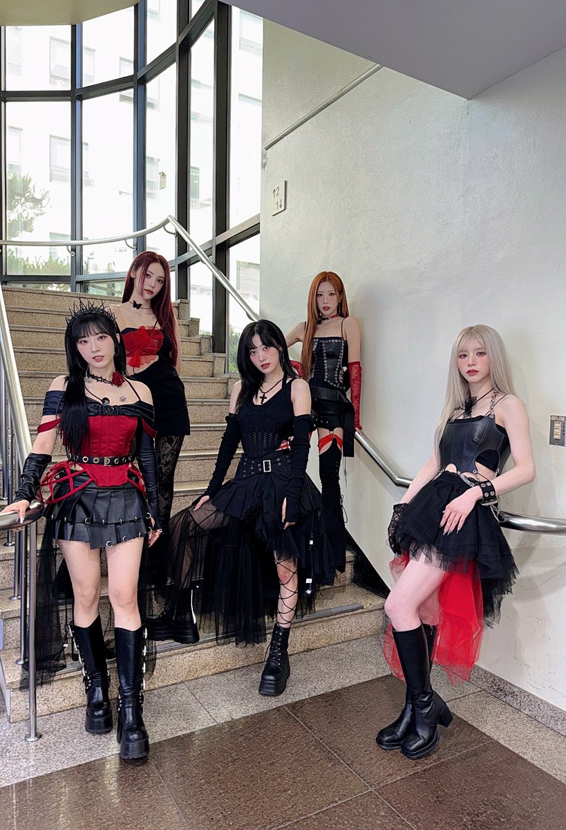 ㅤㅤ❤︎ . . “쟤 예쁘다.” How do you say it in English? It’s #ARTMS!  Recommended the most beautiful stage in the world in Music Bank Stage; ARTMS’ complete debut stage, I think everyone enjoyed it with their bright eyes, right OURII?