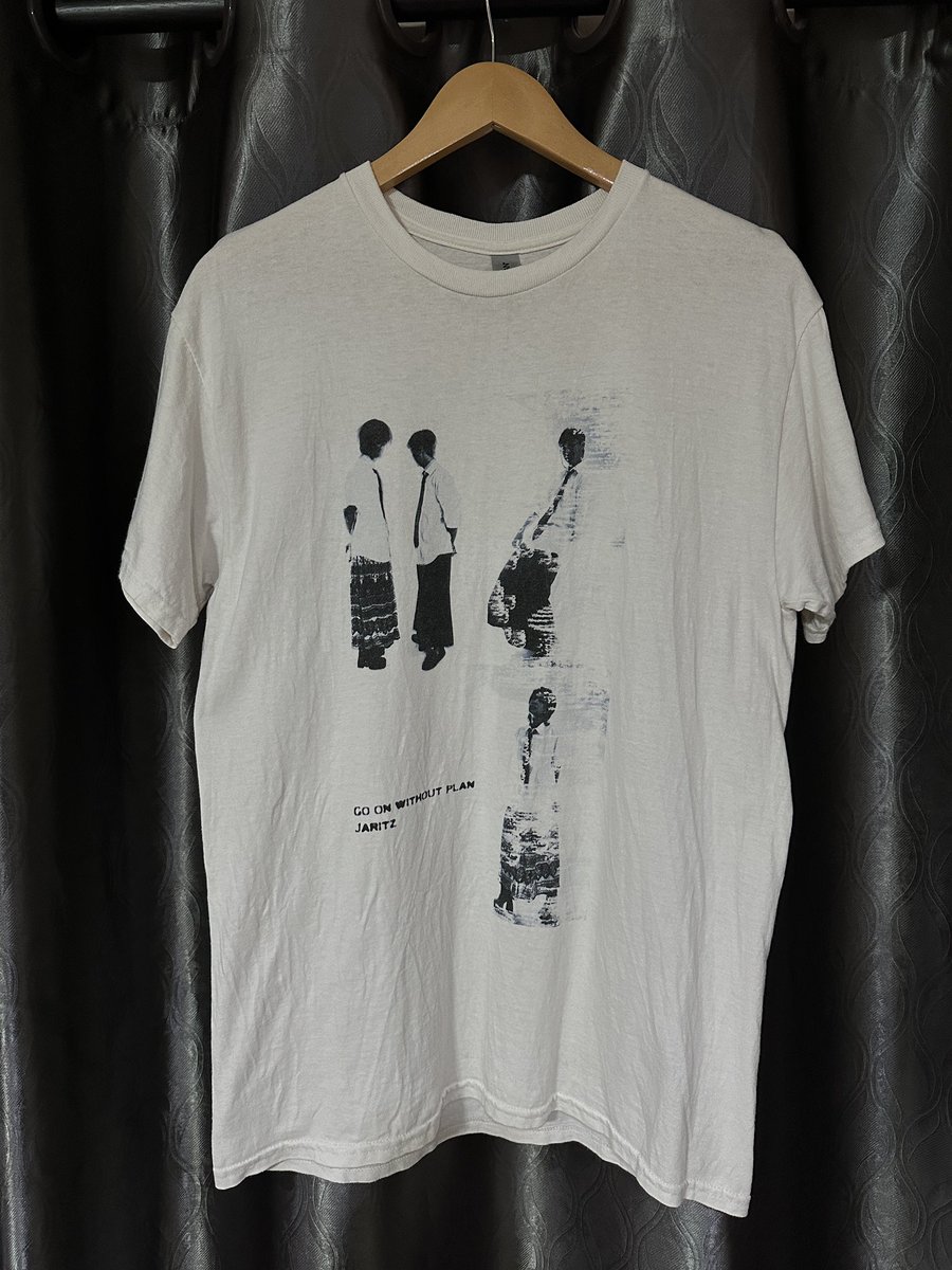 bbeam2546's tweet photo. @sawaddeetonchob เค้าปล่อยต่อ size M คับ 450รวมส่ง
อก 39 ยาว 29 คับ
#jaritz #เสื้อวง #เสื้อวงไทย https://t.co/MAh5m89NUT