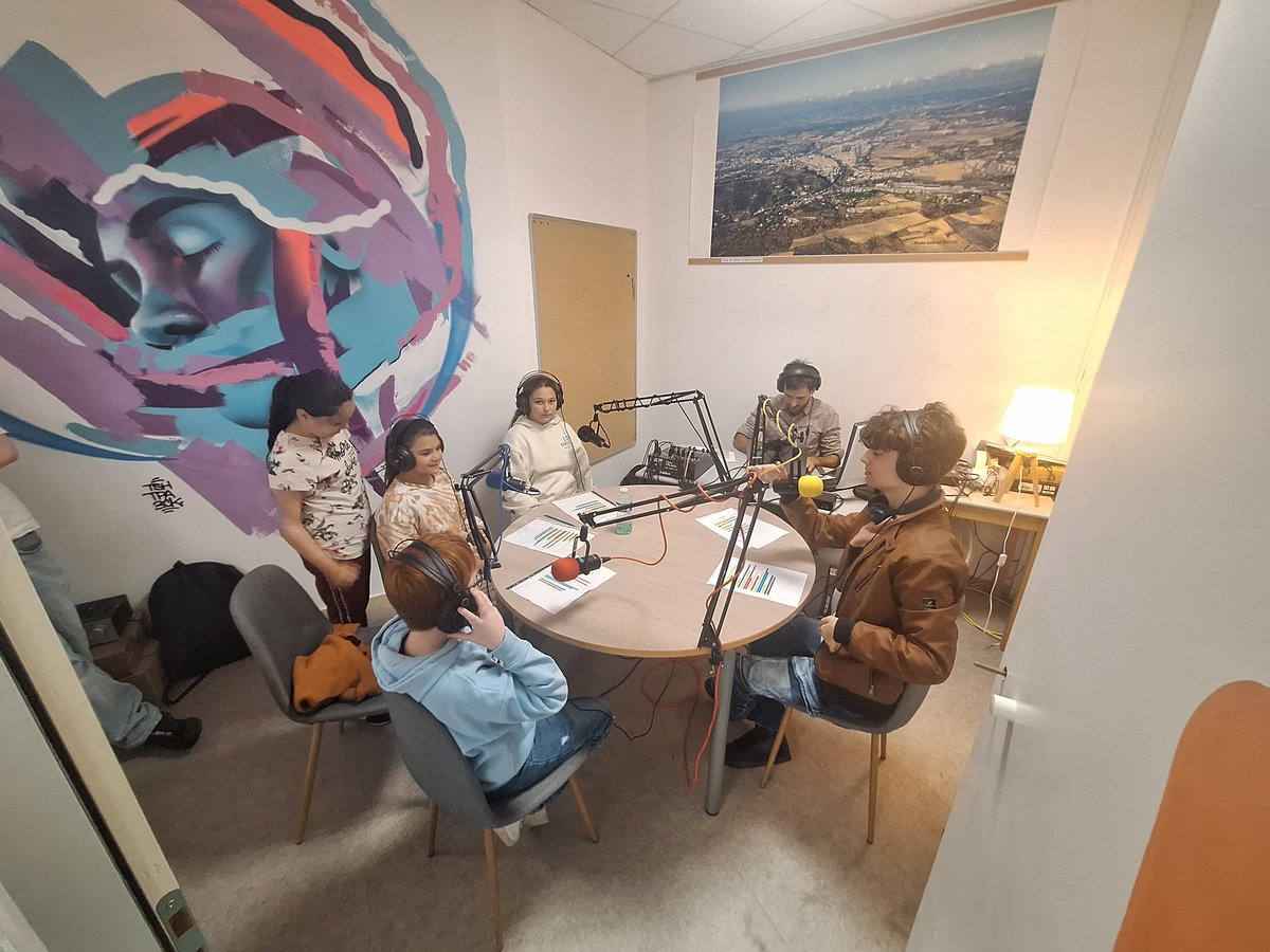 VGardair's tweet photo. @LyceeRuffie Une émission de radio sur les JO et un escape game sur l'environnement, une série de jeux pour comprendre le réchauffement climatique @LyceeRuffie @acmontpellier @PolitiqueVille @ANCTerritoires @TerroirLimouxin #limoux https://t.co/7yVQlvDyg4