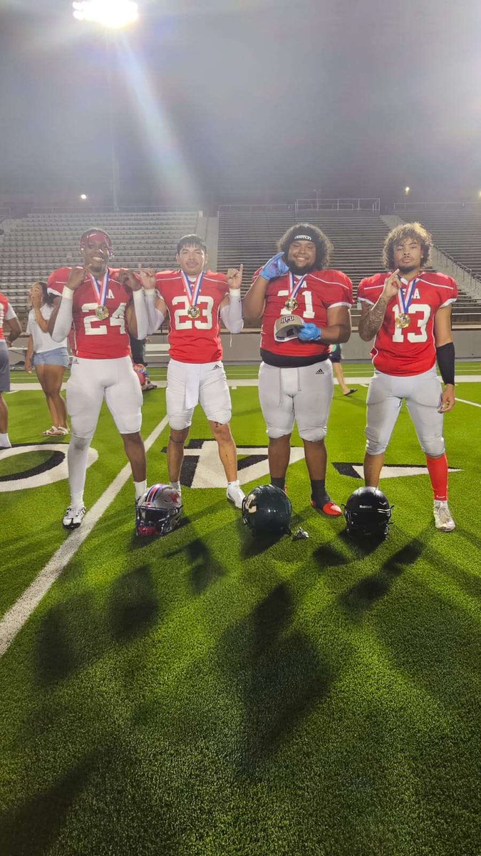 Sharing The Field With My Future Teammates Just Before College🐝 <a href="/CoachCadeGray/">Coach Gray</a> <a href="/HPUFootball/">Howard Payne University Football</a>