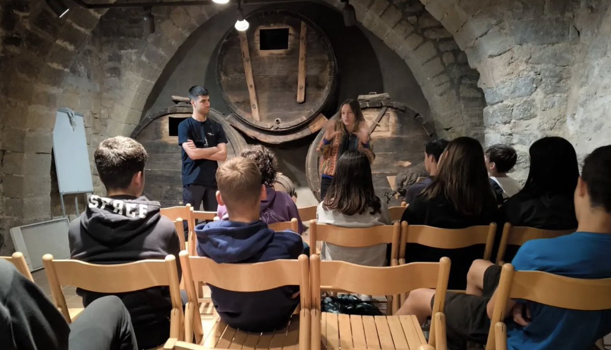 INScalgravat's tweet photo. El passat divendres 24 de maig els alumnes de 3r d'ESO A vam anar a visitar la casa de la Culla on vam poder veure el procés d'elaboració del vi i vam fer una destil·lació per esbrinar el grau d'alcohol d'un vi. #laculla #calgravat #vi #vinya #ciència https://t.co/tRiWTsxGiq