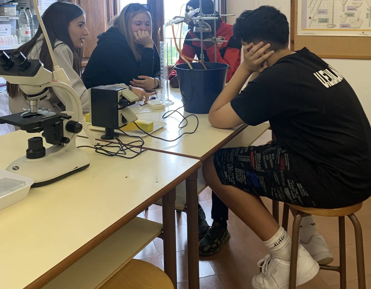 INScalgravat's tweet photo. El passat divendres 24 de maig els alumnes de 3r d'ESO A vam anar a visitar la casa de la Culla on vam poder veure el procés d'elaboració del vi i vam fer una destil·lació per esbrinar el grau d'alcohol d'un vi. #laculla #calgravat #vi #vinya #ciència https://t.co/tRiWTsxGiq