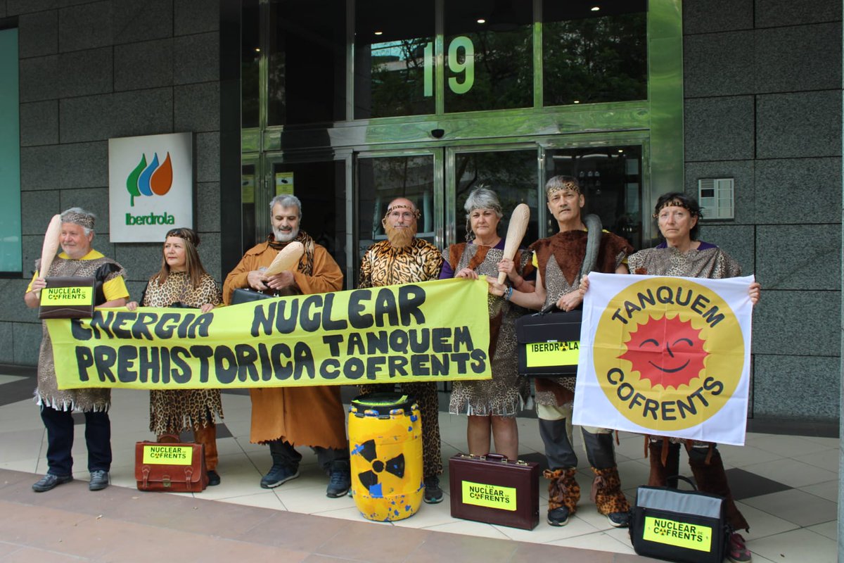 SenseNuclears's tweet photo. LA ENERGÍA NUCLEAR ES EL PASADO!!!
Representamos a los altos ejecutivos de Iberdrola,  son ya trogloditas, lo mismo que la energía nuclear. Es el momento de los ejecutivos trogloditas entrando al trabajo.
#TanquemCofrents https://t.co/qCUAhyvVUD