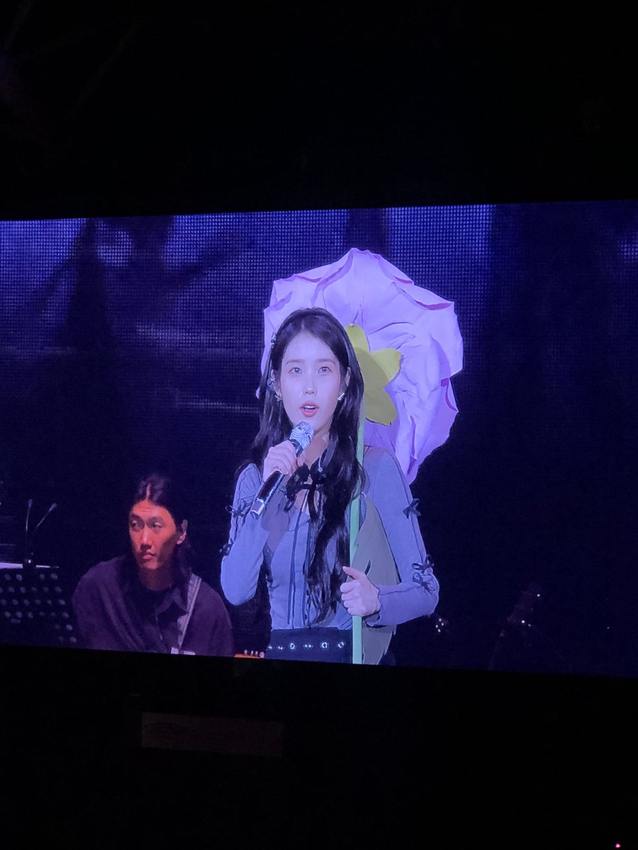 knowingbrothers's tweet photo. what a lovely night ✨🌌💜 thank you IU ✨ https://t.co/YADXRCgrl2