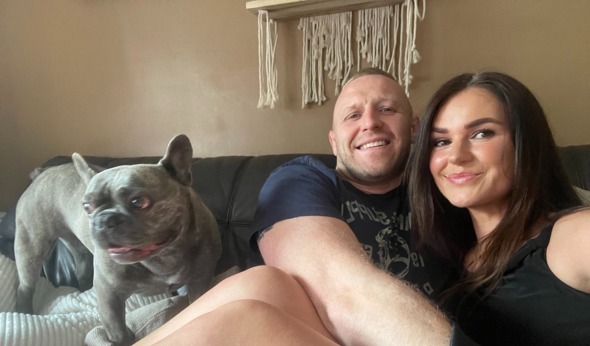 vapunapili12's tweet photo. Anybody want a frenchie 😏 #jealouspup #clingy #nopeace #freetogoodhome 😆 https://t.co/yHQjKJTTfR