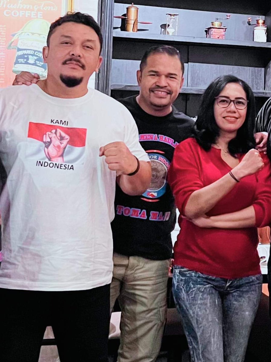 bobby_risakotta's tweet photo. Selamat Hari Minggu dari kita bertiga
Ketum, Sekjen, Bendum
Maluku Voor Indonesia
Marsyel Ririhena SatuDarah MC
Bobby Risakotta
Lolita Lopulalan
Toma Maju
Pele Putus Melintang Patah
#MalukuPride #KamiIndonesia https://t.co/QoQlsJgpDs