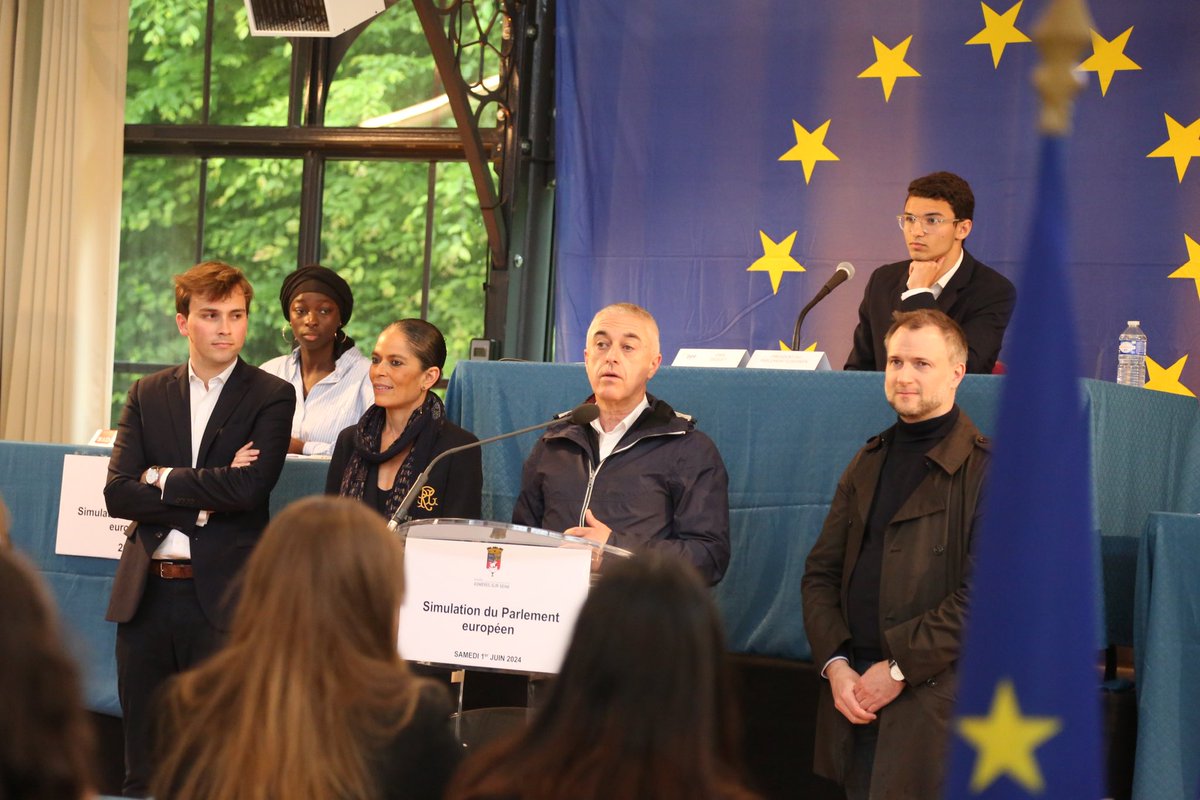hug_huet's tweet photo. Hier avait lieu au Château d’Asnières une simulation du Parlement concluant le parcours 🇪🇺 proposé par @Ville_Asnieres dans la perspective des élections.

70 jeunes motivés ont débattu pour aboutir à une résolution fictive visant à renforcer les capacités de défense de l’UE ! https://t.co/Dl8jSu0PPg