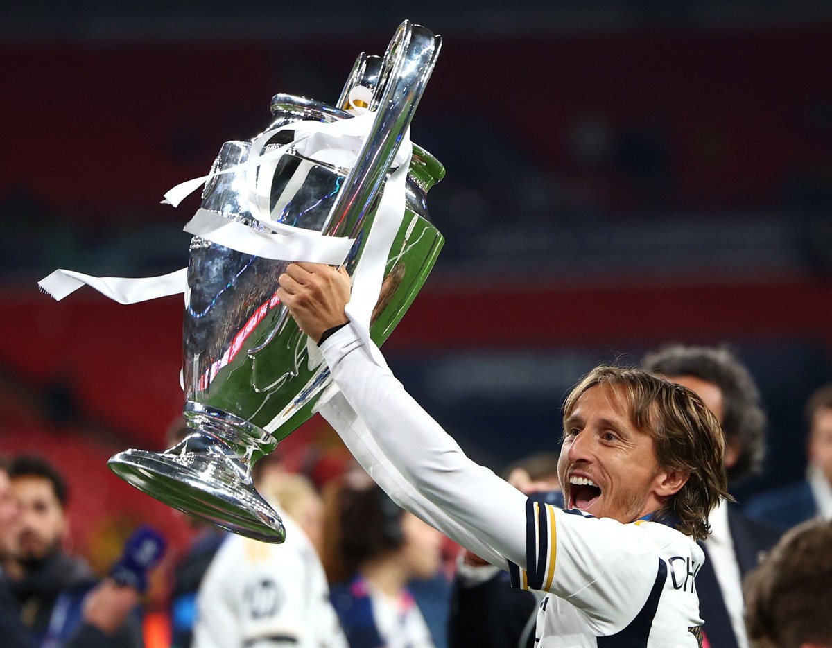 Hm, kdo bi si to mislil, a? Luka Modrić <a href="/lukamodric10/">Luka Modrić</a> igralec z največ osvojenimi naslovi Lige prvakov v evropski nogometni zgodovini (6), in igralec z največ osvojenimi lovorikami (26) v vsej zgodovini Real Madrida.
