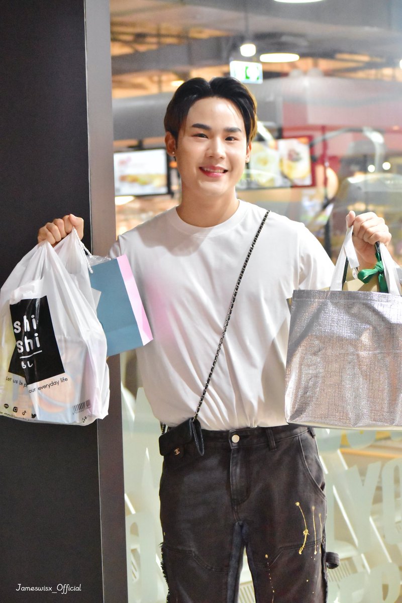 jameswisx_cute's tweet photo. เจ้าบ้านกับของขวัญของเค้่า🥰
: ขอบคุณของทุกชิ้นจ��กแฟนคลับและแฟนอินเตอร์ด้วยนะคะ😊
#ห่านคู่ #เสื้อตราห่านคู่ #EasyGoose
@jameswisx #jameswisx
#บูดี้ชูกี้ของเจมส์ https://t.co/YmFknDpDOn