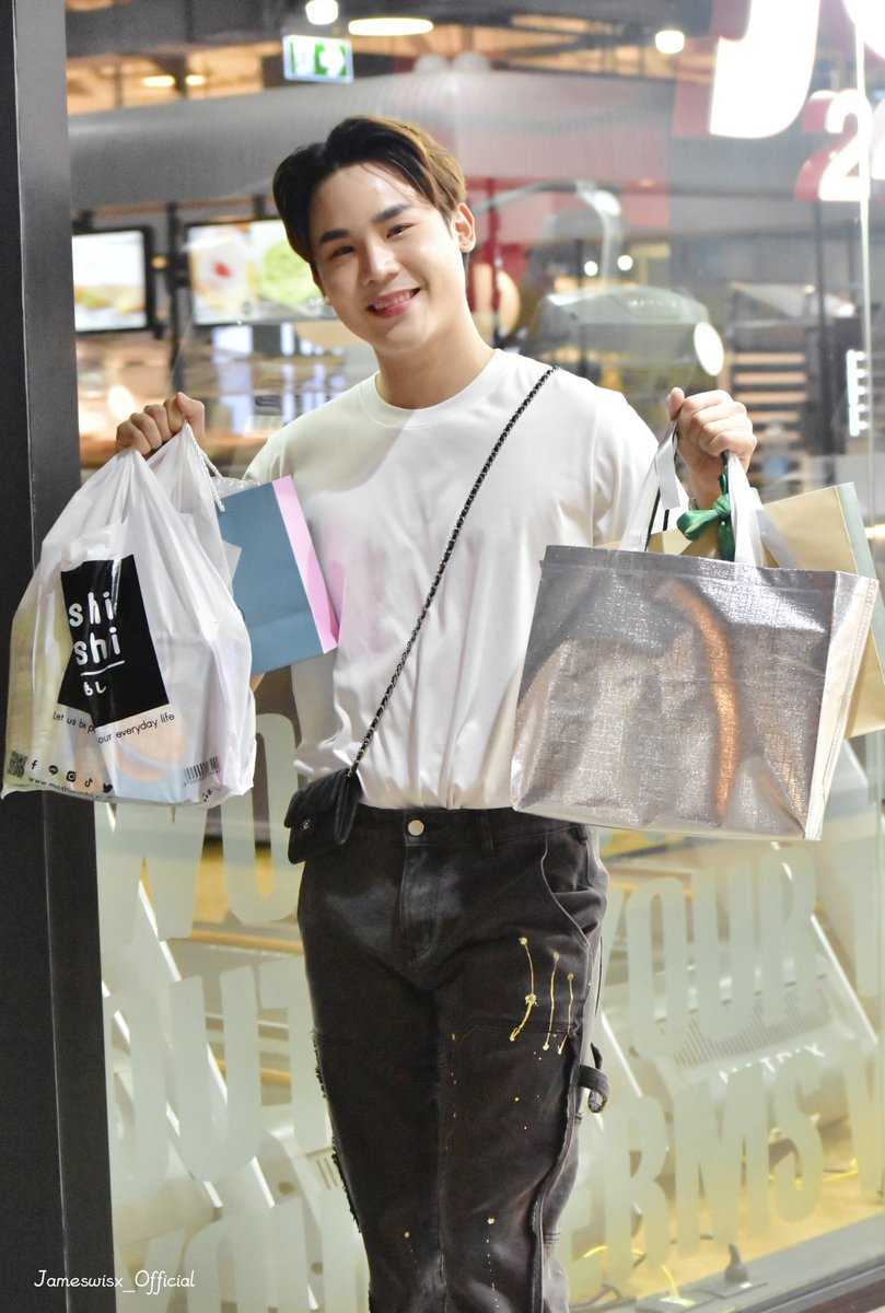 jameswisx_cute's tweet photo. เจ้าบ้านกับของขวัญของเค้่า🥰
: ขอบคุณของทุกชิ้นจ��กแฟนคลับและแฟนอินเตอร์ด้วยนะคะ😊
#ห่านคู่ #เสื้อตราห่านคู่ #EasyGoose
@jameswisx #jameswisx
#บูดี้ชูกี้ของเจมส์ https://t.co/YmFknDpDOn