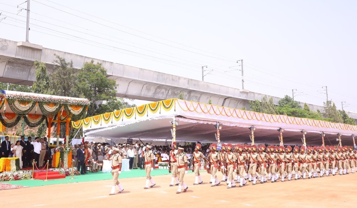 tgspbnshq's tweet photo. #TGSP contingent showcased an outstanding performance at the #TelanganaFormationDay parade at the Parade grounds. and @1stBnTSSP was honoured with the best contingent award by the  Hon'ble CM Sri @Revanth_Anumula.
@SwatiLakra_IPS @TelanganaDGP @1stBnTSSP @TelanganaCOPs https://t.co/kgBmzOEHAg