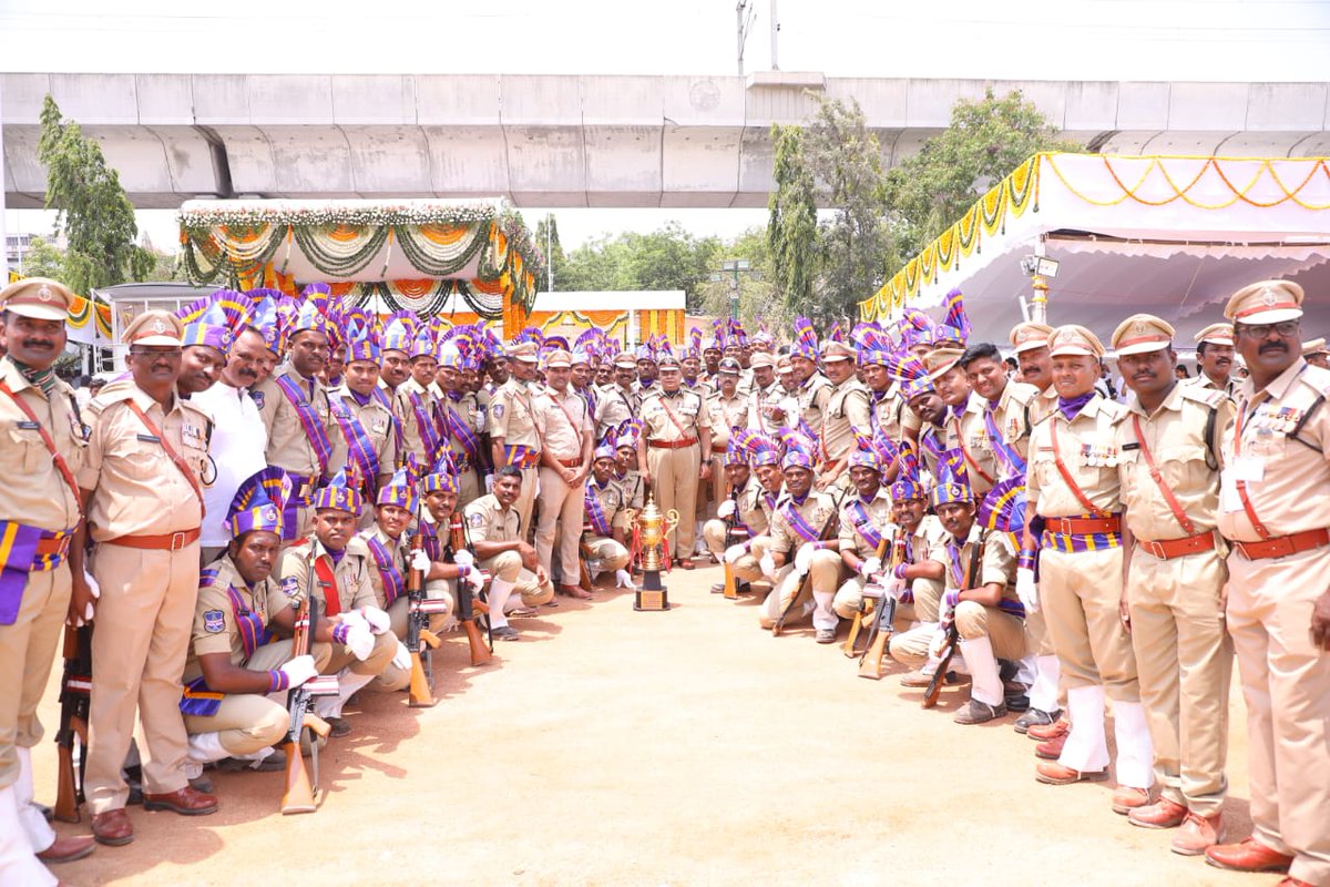 tgspbnshq's tweet photo. #TGSP contingent showcased an outstanding performance at the #TelanganaFormationDay parade at the Parade grounds. and @1stBnTSSP was honoured with the best contingent award by the  Hon'ble CM Sri @Revanth_Anumula.
@SwatiLakra_IPS @TelanganaDGP @1stBnTSSP @TelanganaCOPs https://t.co/kgBmzOEHAg