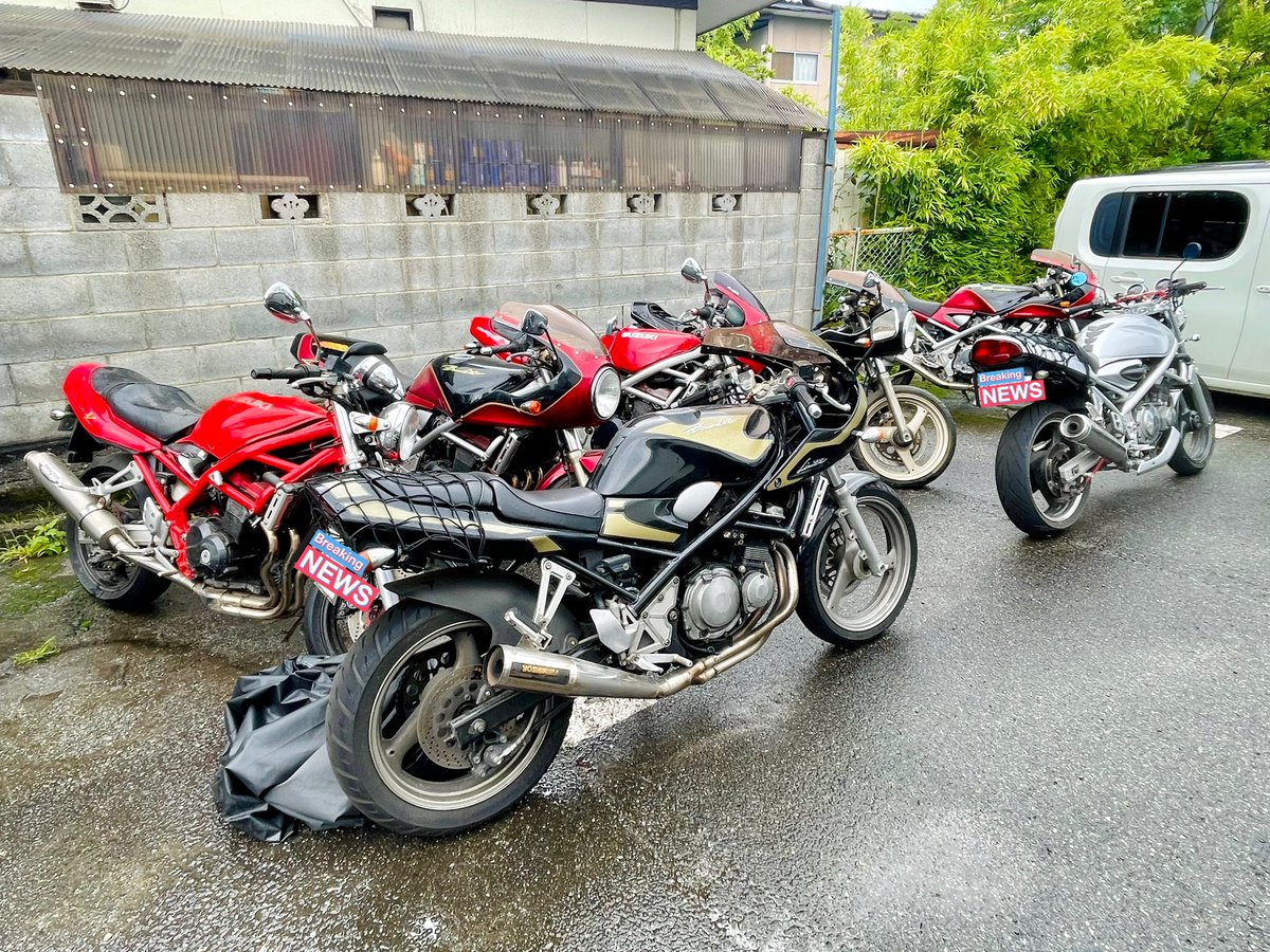 24ok_a's tweet photo. 紅茶@TeaBiker39 さん、来襲。
じゃ、ながた詣へ〜…って行ったらば
既に @tenkoro99 は食べて出て行き、
@garuto0616 さんと @xof_kmkm さんが
丁度食べてるというwww

その後、24駐車場でバイク談義。
garutoさん、新潟までお気をつけてっ！w

#ながたラーメン 
#NAGATAZUKI 
#Bandit250 
#Bandit400 https://t.co/fIHim2GF6p