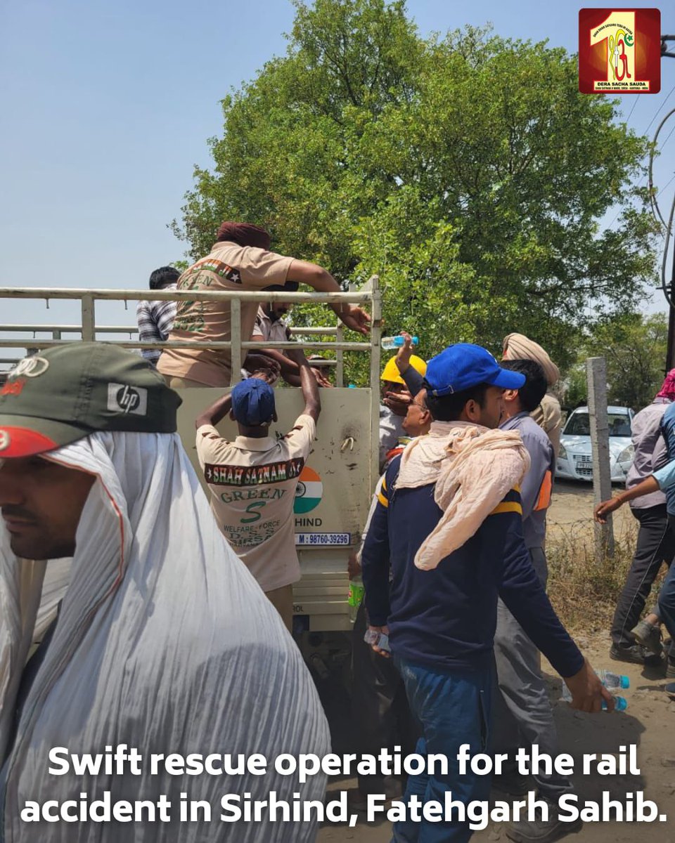 DSSNewsUpdates's tweet photo. After hearing the news of the unfortunate train accident in Sirhind, Punjab, scores of volunteers from the Shah Satnam Ji Green-S Welfare Force Wing of Dera Sacha Sauda rushed to the area to provide help to the victims.

#DeraSachaSauda #RamRahim #Humanity #ServiceForHumanity #TrainAccident #RescueOperation