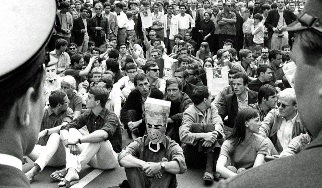 Letnapark's tweet photo. Benno #Ohnesorg *15.10.1940 Hannover – 2.6.1967 West-Berlin 

Ich hab dann gesehen, wie eine Traube von Polizisten um diesen Mann[.] gruppiert war &amp; auf ihn losschlugen. Der war völlig wehrlos[.], völlig passiv. &amp; dann hab' ich plötzlich das Mündungsfeuer von der Pistole gesehen https://t.co/9s1yyhYA4g
