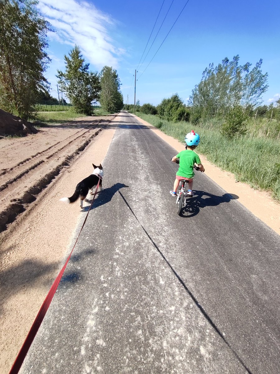 Puika iemācījās braukt ar velo, tad nu jāiet visu laiku staigāties. Ciematā izbūvēts jauns velo celiņš.