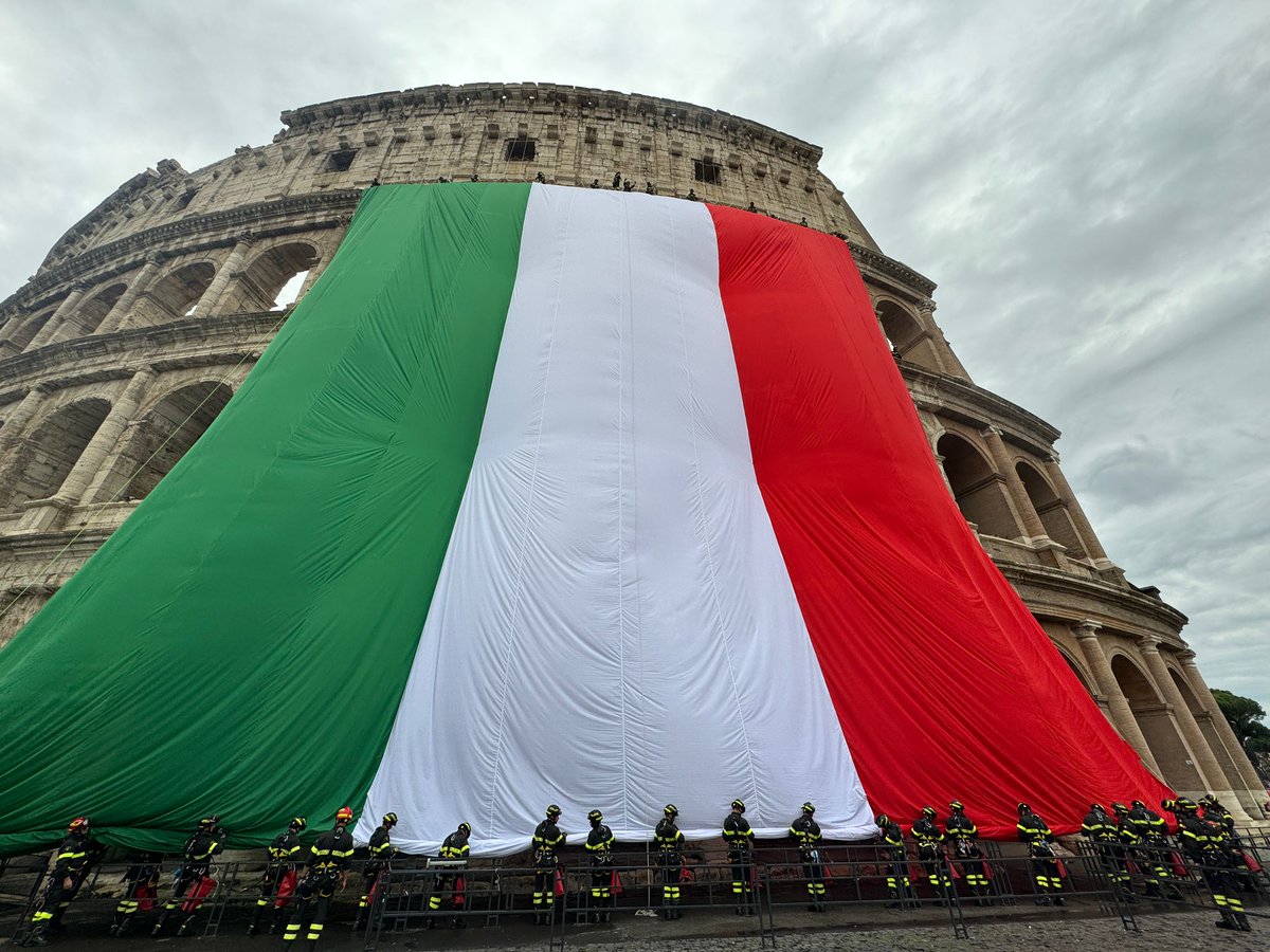 MinisteroDifesa's tweet photo. Oggi, in occasione del #2giugno, coloriamo di storia anche i monumenti simbolo dell'Italia. 
Il #Colosseo, per la #FestaDellaRepubblica, si veste con il verde, il bianco e il rosso del nostro #Tricolore 🇮🇹 https://t.co/JOaJxb9Z1k