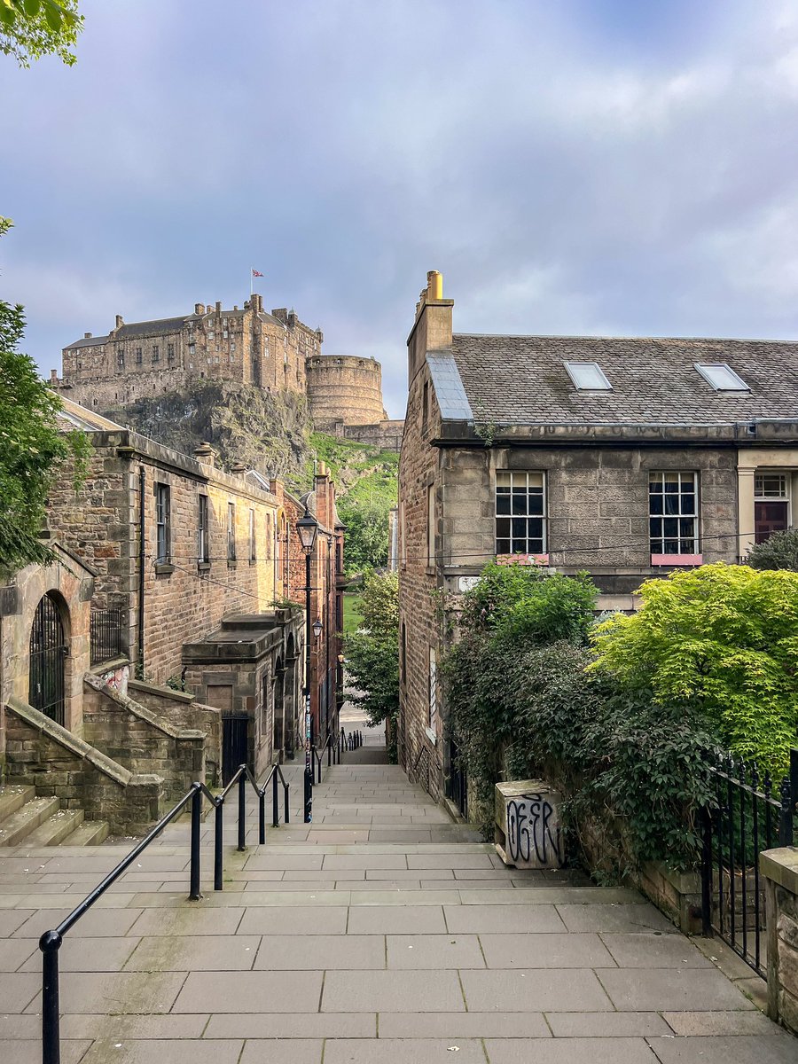 Edinburgh this morning - somehow I always manage to visit home in the sun ☀️ 
<a href="/VisitScotland/">VisitScotland</a> <a href="/edinburgh/">Edinburgh</a>