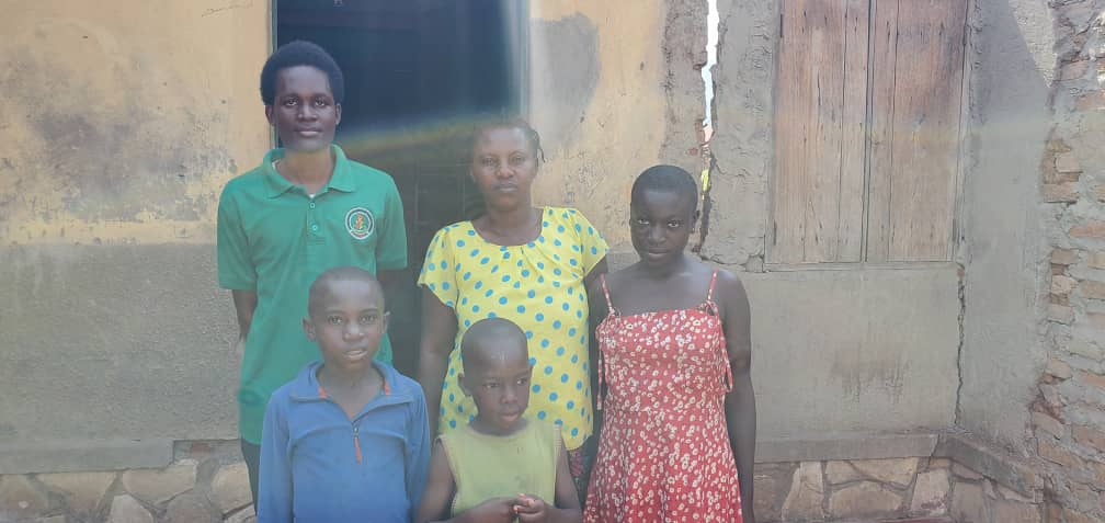 WycliffMasereka's tweet photo. A family of four was found living in a half way dismantled house because they have no where to relocate to as they say. Mere winds can make the building collapse and kill them all. We're cling for any aid to help out these people. @greenafrica @Thomas_Tayebwa @tree_adoptionug https://t.co/NAqtUhccXu