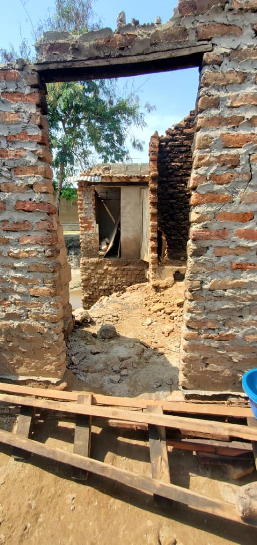 WycliffMasereka's tweet photo. A family of four was found living in a half way dismantled house because they have no where to relocate to as they say. Mere winds can make the building collapse and kill them all. We're cling for any aid to help out these people. @greenafrica @Thomas_Tayebwa @tree_adoptionug https://t.co/NAqtUhccXu