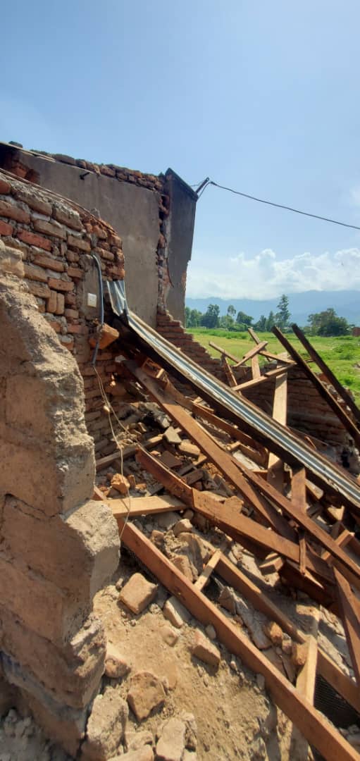 WycliffMasereka's tweet photo. A family of four was found living in a half way dismantled house because they have no where to relocate to as they say. Mere winds can make the building collapse and kill them all. We're cling for any aid to help out these people. @greenafrica @Thomas_Tayebwa @tree_adoptionug https://t.co/NAqtUhccXu