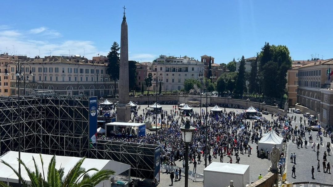 leo_cecchi91's tweet photo. Quando non si riesce a riempire una piazza, i trucchi per evitare che da casa si capisca sono due: prendere un solo spaccato, il più affollato (generalmente sotto il palco); fare una foto dal palco stesso, ad altezza uomo.

E infatti le foto di Piazza del Popolo pubblicate dagli esponenti di Fdi sono tutte così. Nessuno di loro ha pubblicato foto dall'alto, terrore di tutti i fallimenti di piazza.

Rimediamo noi.