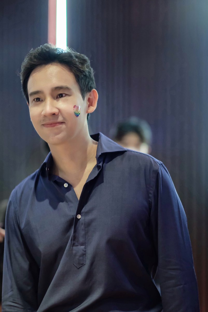 fffonnn_fn's tweet photo. ความตั้งใจในการมาซัพพอร์ทหนังคือเรื่องหลัก ส่วนการเจอพี่ทิมด้วยคือเกินคุ้มแล้ว 🥰 สำหรับ #BreakingTheCycle ฝากไปดูกันเยอะๆนะคะ 🥹

#พิธา #พิธาลิ้มเจริญรัตน์ https://t.co/fKFCy170ka