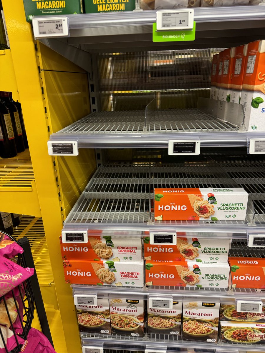 joepdemol684's tweet photo. Wat is het toch een ongelofelijke ballentent die ⁦@JumboSupermarkt⁩ .
Al weken oprij hebben ze de zooi niet op de rit #dagjumbo #hoiah https://t.co/w5Hf67ic4T