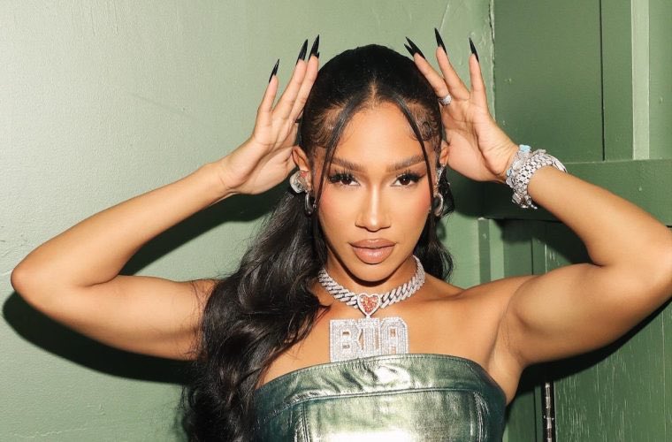 holly_that's tweet image. It’s the fact Bia saying Cardi stole from her when Bia stole Amil whole style ! Voice &amp;amp; flow ‼️‼️ let’s wake it up 🚨 #Bia #Amil #cardib