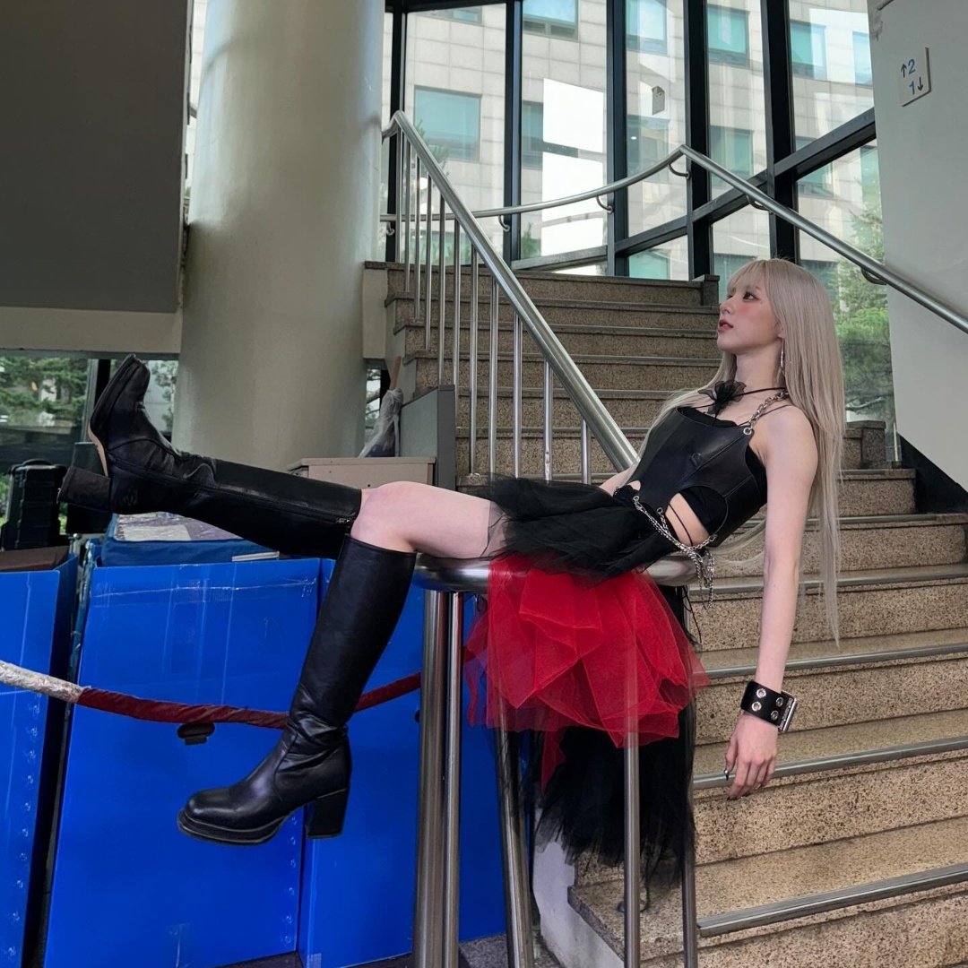 ㅤㅤ❤︎ . . I was very nervous about my performance on stage, but I shared some photos of me on the iconic Music Bank steps, it looks cute but still cool, right OURII? I really miss performing on stage and I train quite hard for all of this.